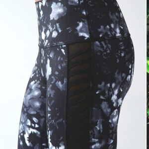 Lululemon Sunshine Salutation Crop (Full-On Luxtreme)Dusk Dye White Black size 2